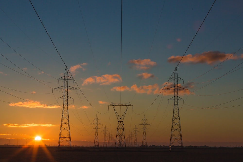 Linhas de transmissão e energia ao entardecer