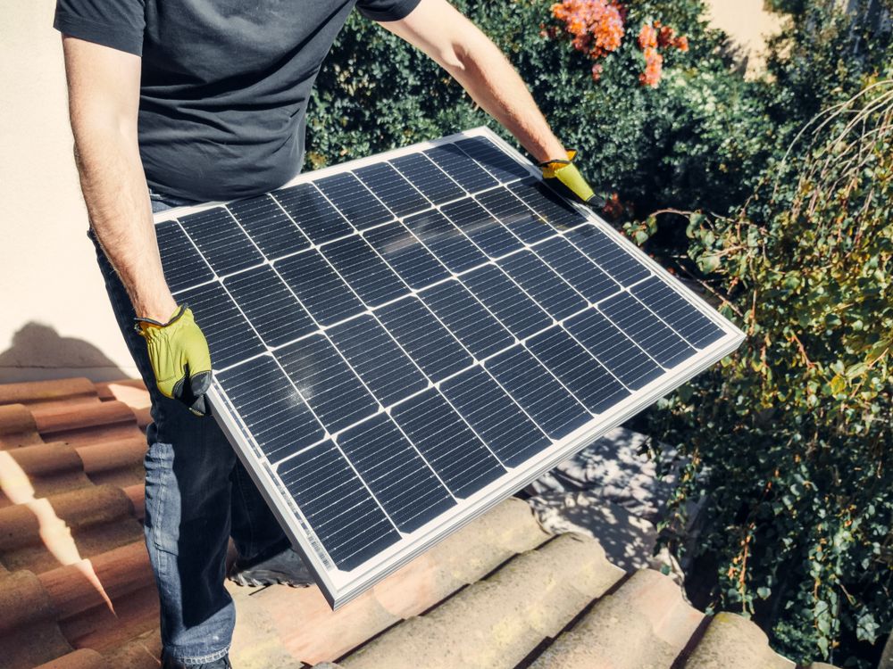 Instalação de painéis solares em telhado