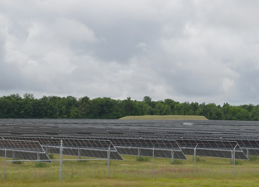 Painéis solares gerando energia sob céu nublado