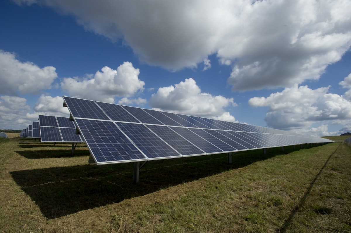 Usina solar em campo aberto