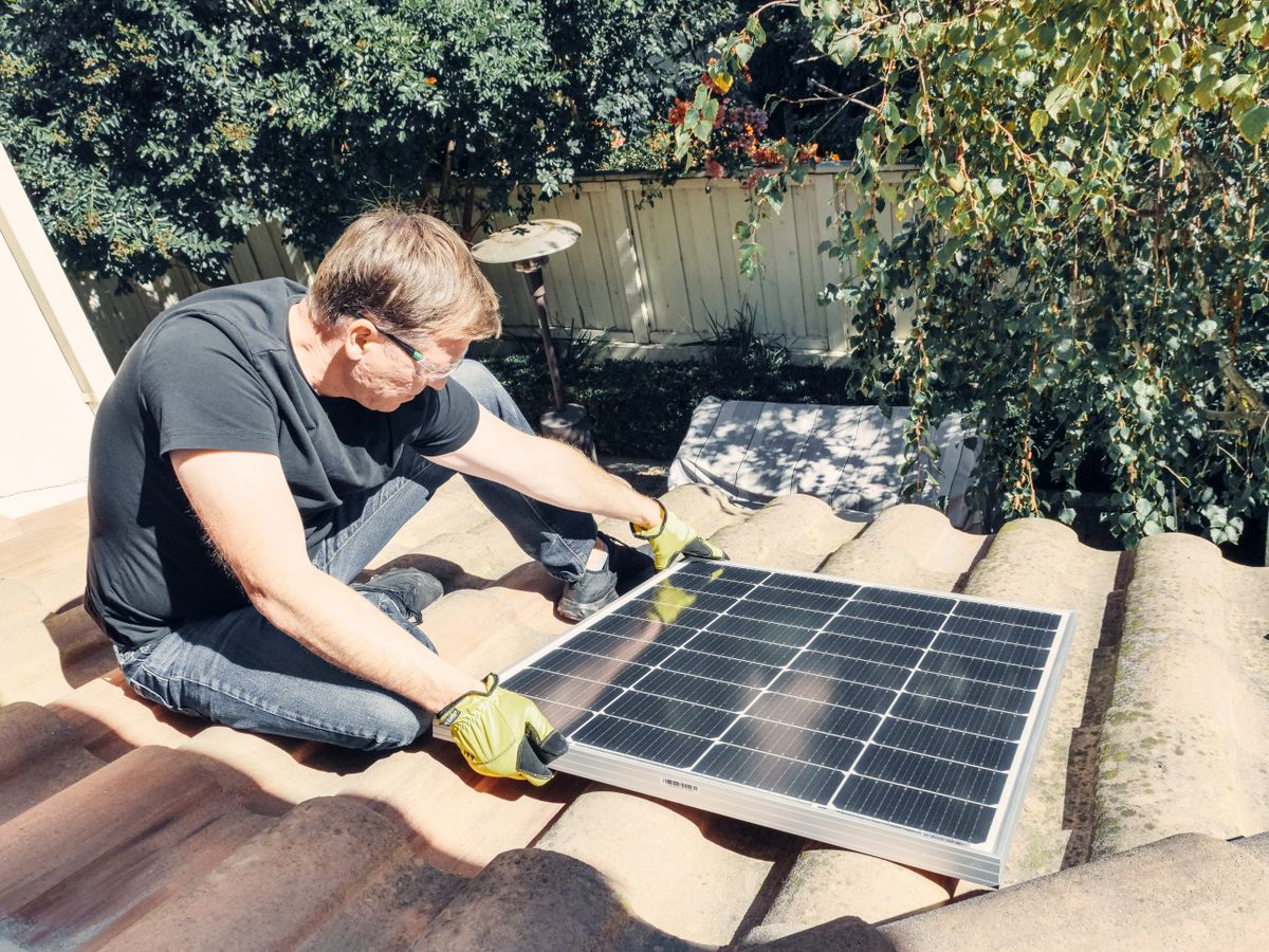 Instalação residencial de painéis solares em telhado