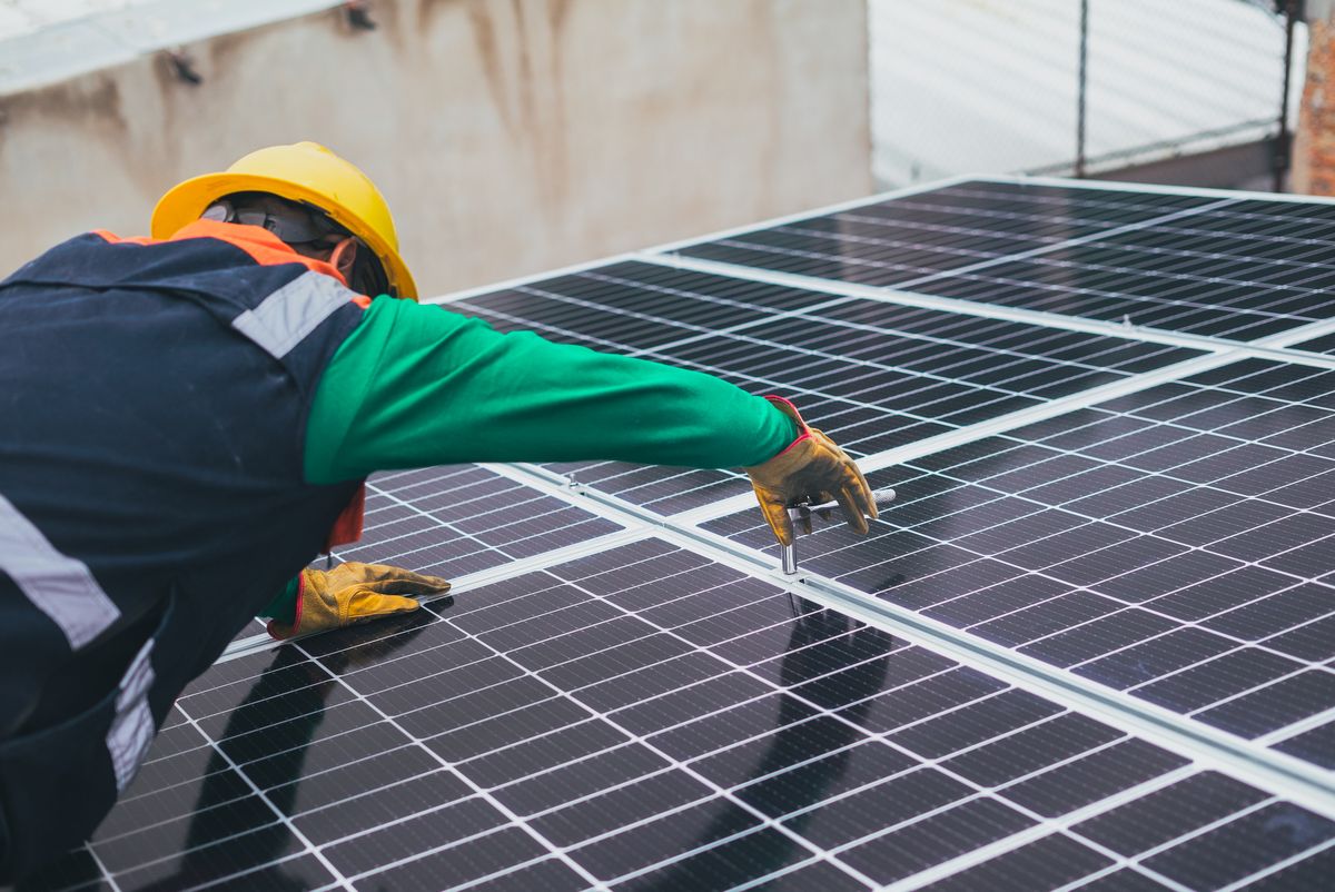 Instalação de painéis solares em residência