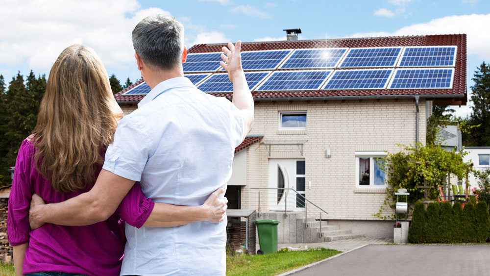 Técnico instalando painéis solares em um telhado
